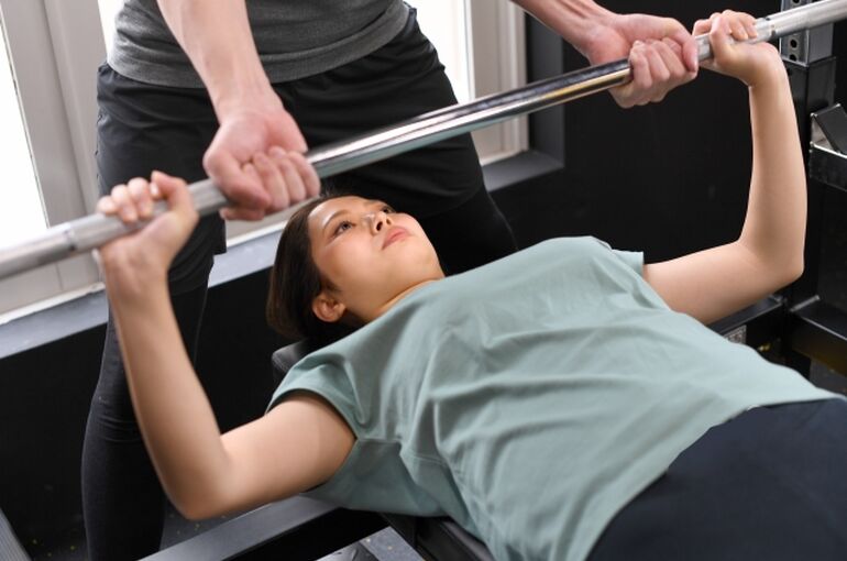 筋トレする女性