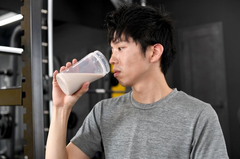 筋トレする男性