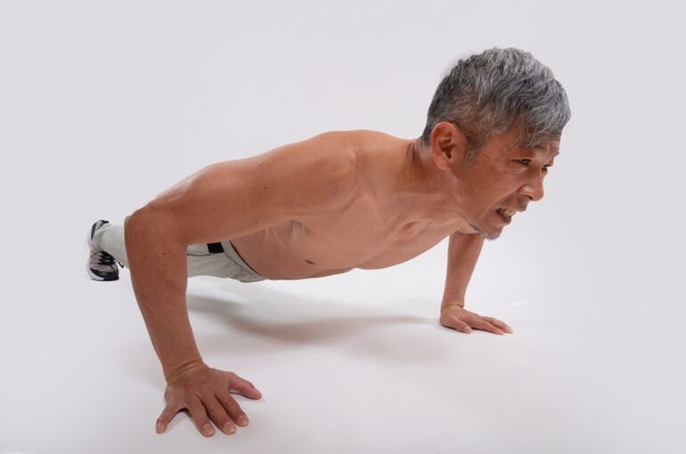 筋トレする男性