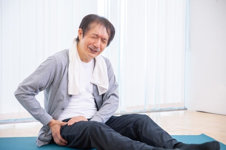 筋トレする男性