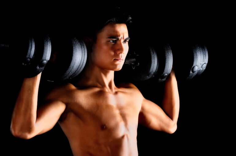 筋トレする男性