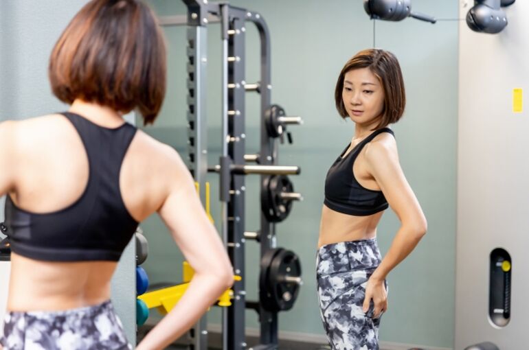 筋トレする女性