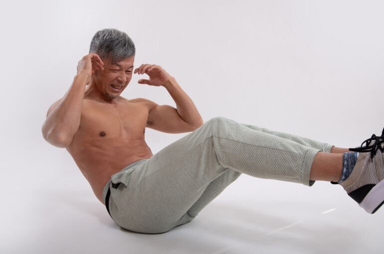 筋トレする男性
