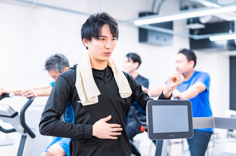 筋トレする男性