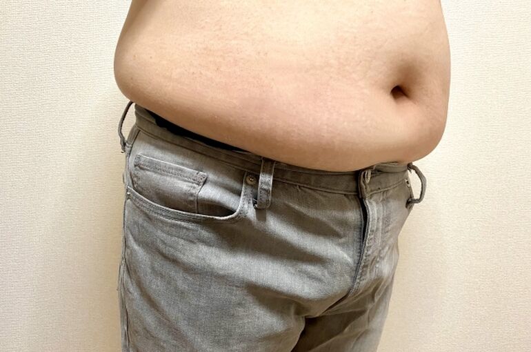 筋トレする男性