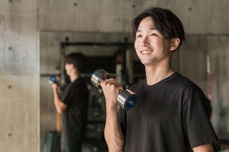 筋トレする男性