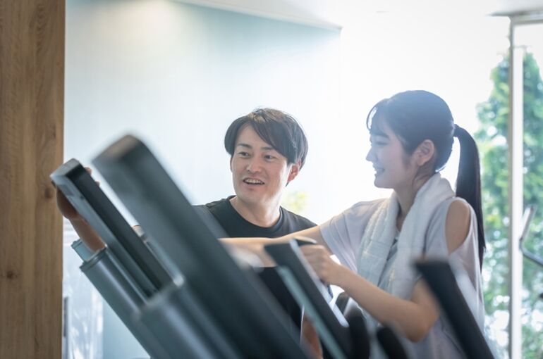 筋トレする男性