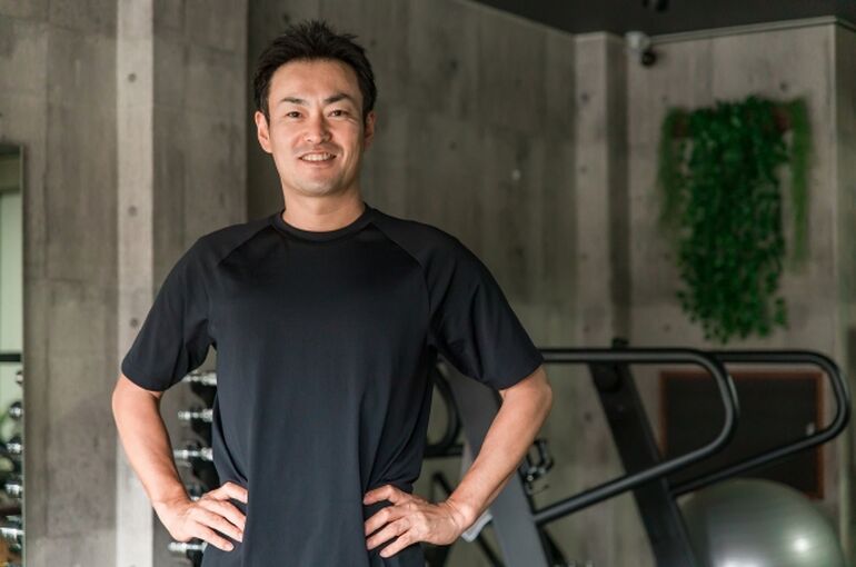 筋トレする男性