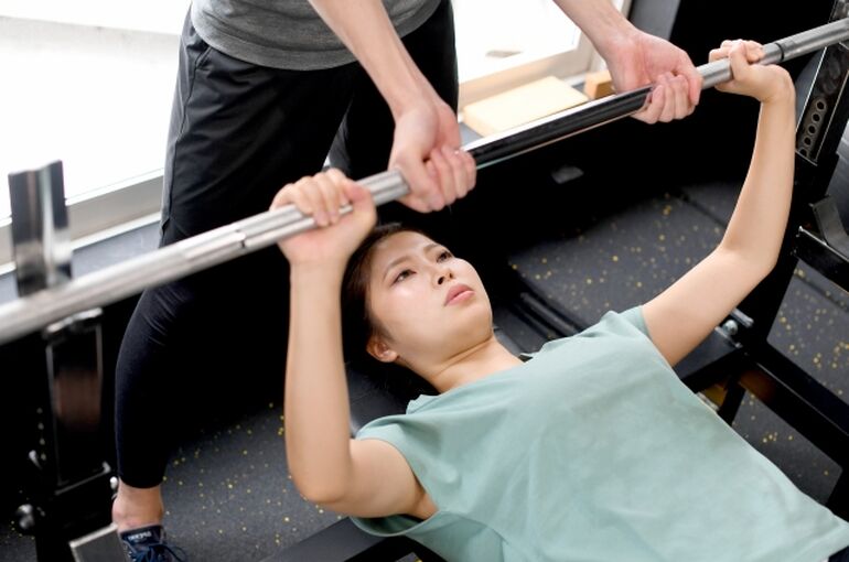 筋トレする女性