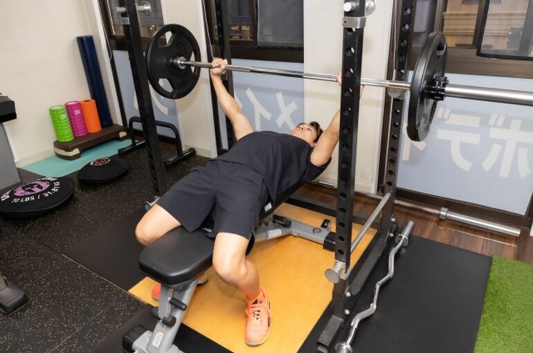 筋トレする男性