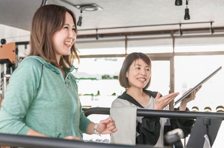 筋トレする女性