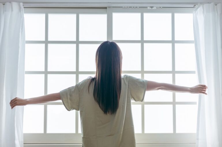 筋トレする女性