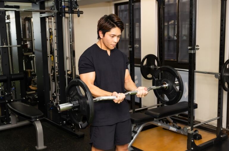 筋トレする男性