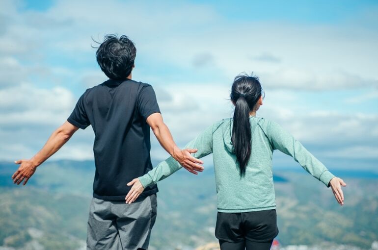 筋トレする女性