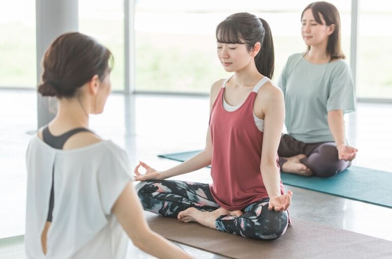 筋トレする女性