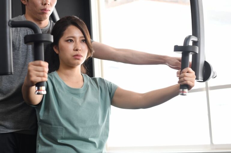 筋トレする女性