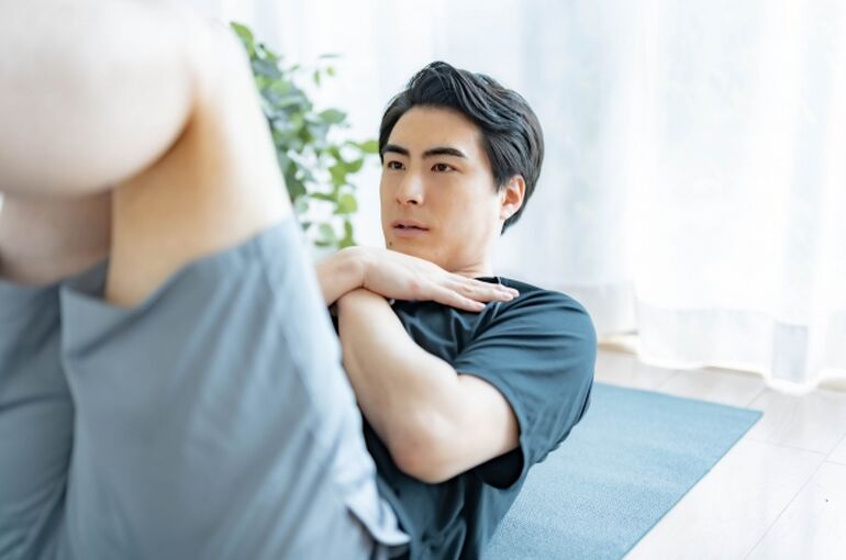 筋トレする男性