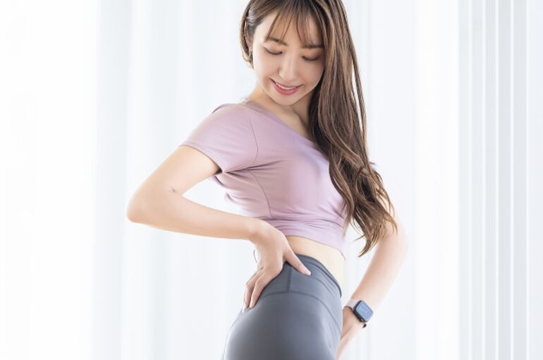 筋トレする女性