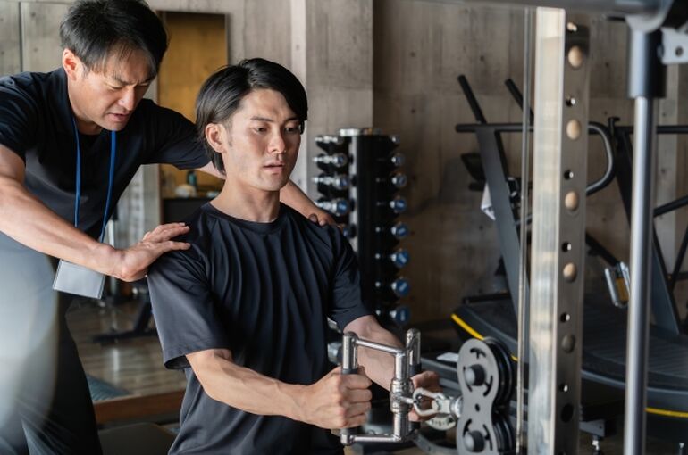 筋トレする男性