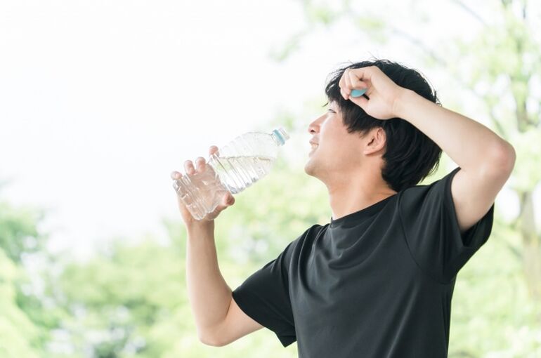 筋トレする男性