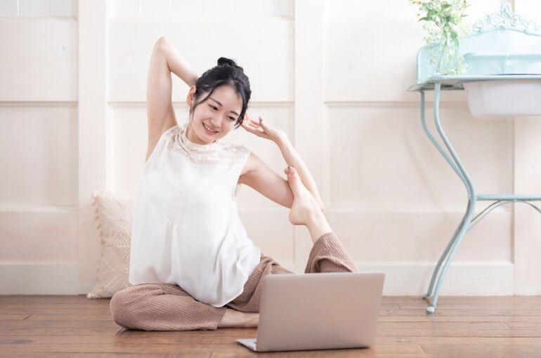 筋トレする女性