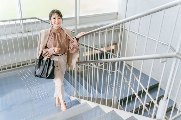 筋トレする女性