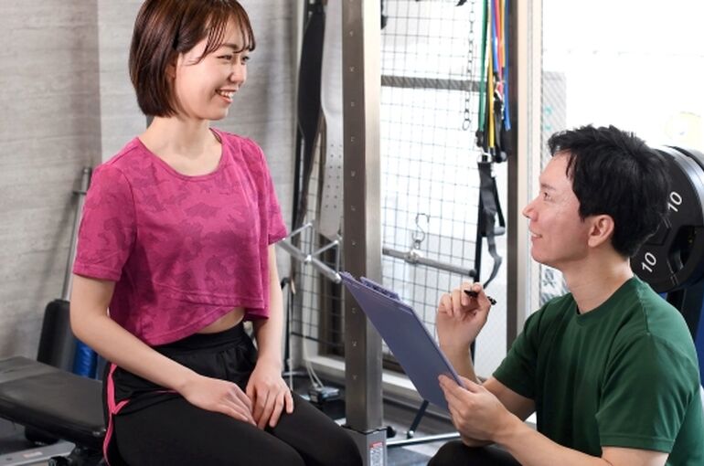 筋トレする女性