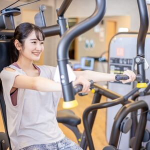 筋トレする女性