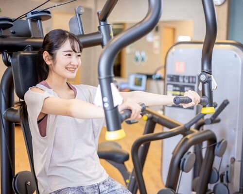 筋トレする女性