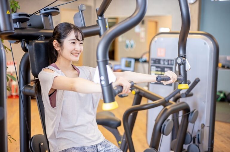 筋トレする女性