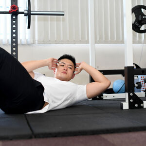 筋トレする男性