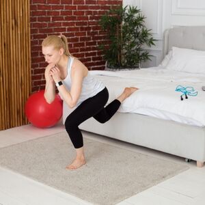 筋トレする女性