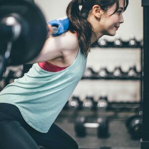 筋トレする女性