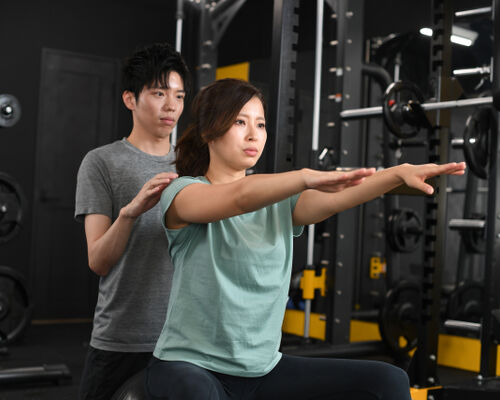 筋トレする女性