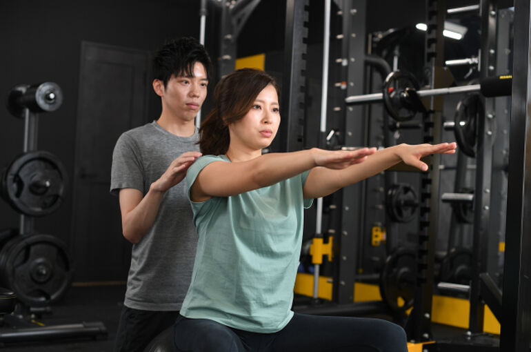 筋トレする女性