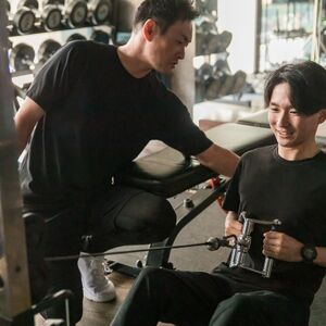 筋トレする男性
