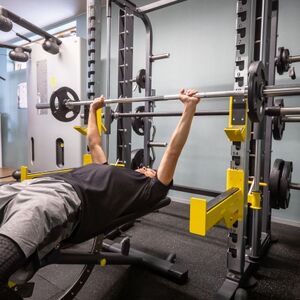 筋トレする男性